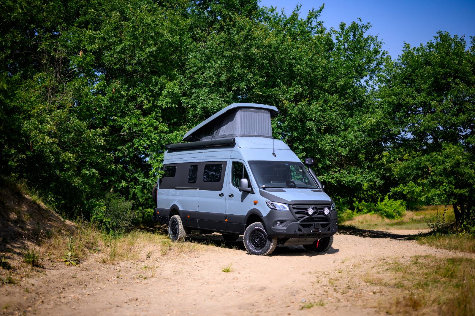 Dili33 : Aménagement d'un Sprinter 4x4 long pour voyager à 2 en Corse et en Europe