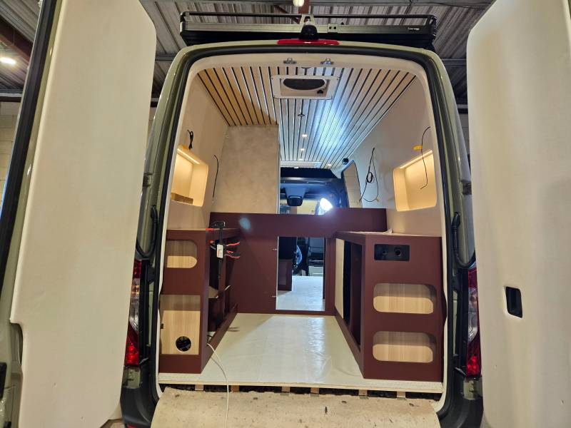 Dili41 : Aménagement d'un Mercedes Sprinter 4x4 long pour 4 personnes pour traverser le continent américain