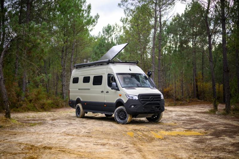 Dili36 : Aménagement d'un Sprinter 4x4 long pour 2 personnes pour s'aventurer en Europe et autour du monde
