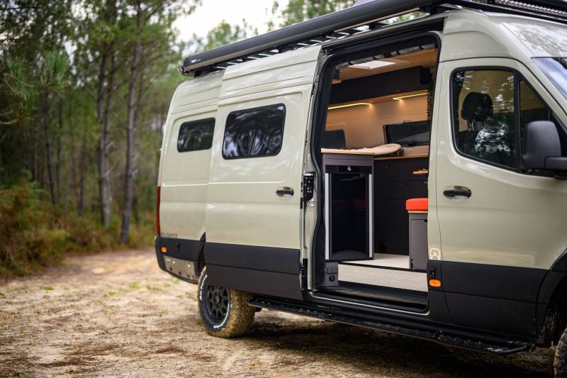 Dili36 : Aménagement d'un Sprinter 4x4 long pour 2 personnes pour s'aventurer en Europe et autour du monde