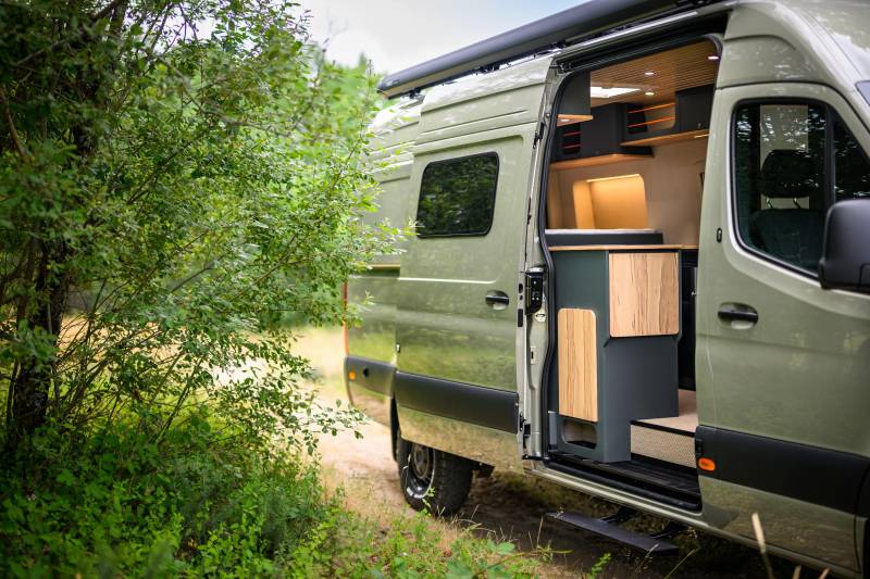 Dili34 : Aménagement d'un Sprinter 4x4 long pour voyager à 2 sur le modèle Omani