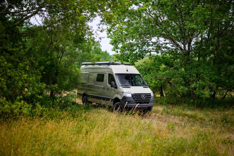 Dili34 : Aménagement d'un Sprinter 4x4 long pour voyager à 2 sur le modèle Omani