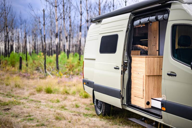 Dili35 : Aménagement d'un Sprinter 4x4 long pour 3 personnes avec un chien pour explorer l'Europe