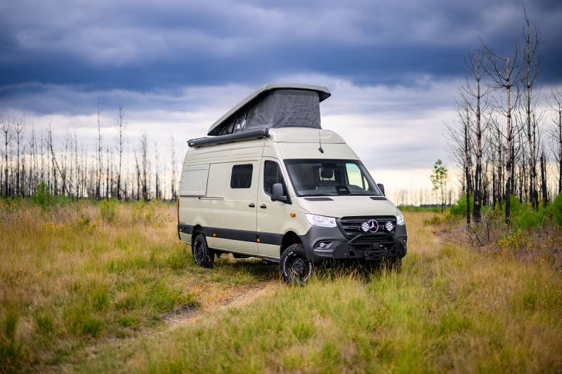 Dili35 : Aménagement d'un Sprinter 4x4 long pour 3 personnes avec un chien pour explorer l'Europe