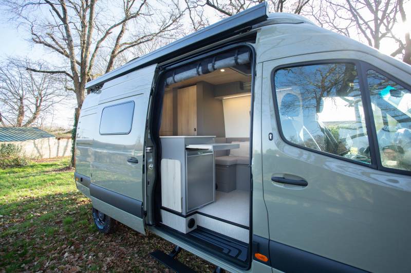 Aménagement sur mesure haut de gamme Mercedes-Benz Sprinter 4x4 long Dili21