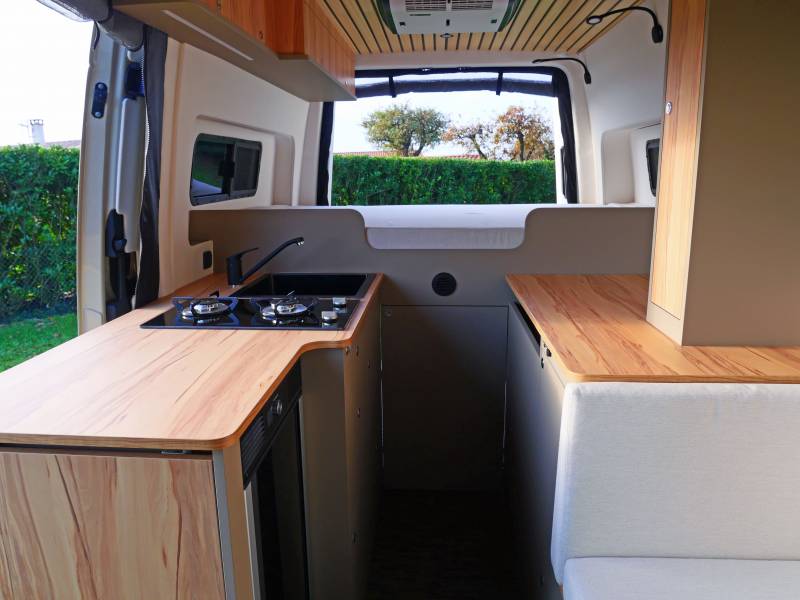 Aménagement sur mesure d'un van 4x4 pour un couple d'américains