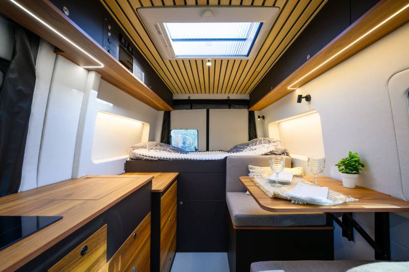 Dili37 : Aménagement d'un Sprinter 4x4 standard pour 2 personnes à destination de l'Europe