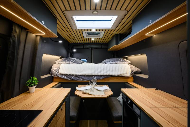 Dili38 : Aménagement d'un Sprinter 4x4 standard pour 2 personnes modèle Naya