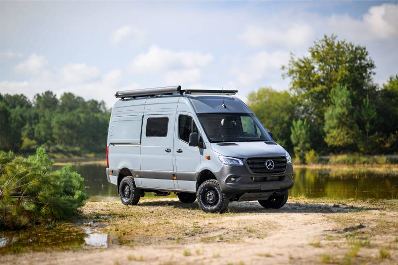 Dili30 : Aménagement d'un Sprinter 4x4 standard pour un couple et 2 grands chiens pour partir à l'aventure
