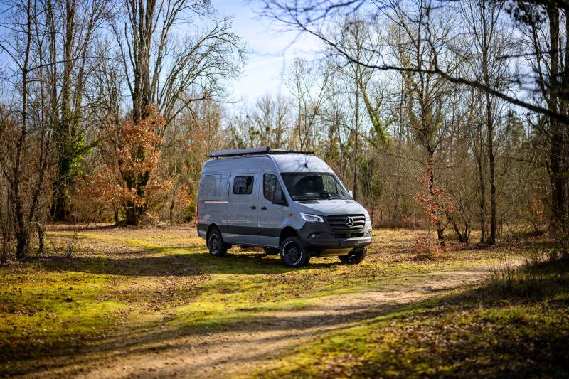 Dili37 : Aménagement d'un Sprinter 4x4 standard pour 2 personnes à destination de l'Europe