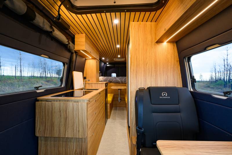 Dili35 : Aménagement d'un Sprinter 4x4 long pour 3 personnes avec un chien pour explorer l'Europe