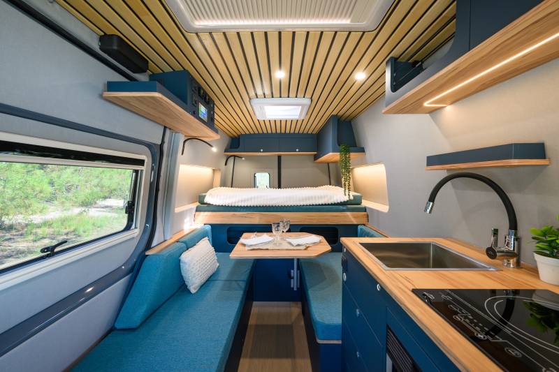 Dili30 : Aménagement d'un Sprinter 4x4 standard pour un couple et 2 grands chiens pour partir à l'aventure