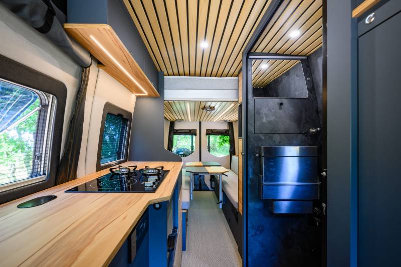 Dili33 : Aménagement d'un Sprinter 4x4 long pour voyager à 2 en Corse et en Europe
