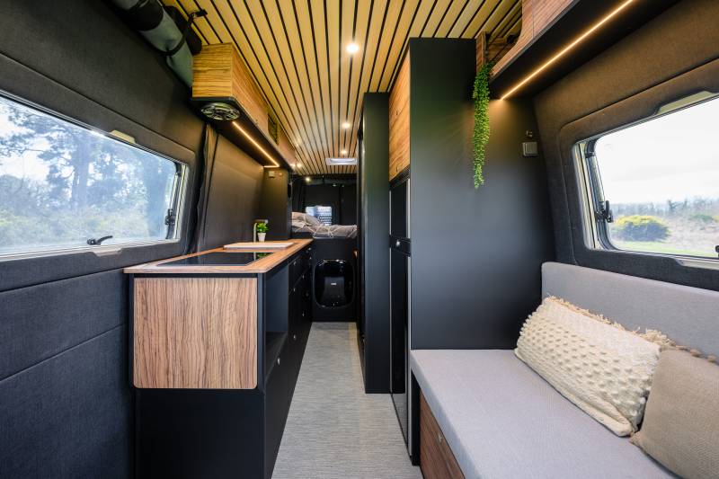 Dili31 : Aménagement d'un Sprinter 4x4 extra long pour 4 personnes pour voyager à travers l'Europe
