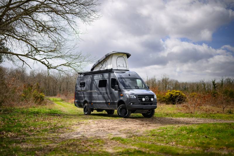 Dili31 : Aménagement d'un Sprinter 4x4 extra long pour 4 personnes pour voyager à travers l'Europe